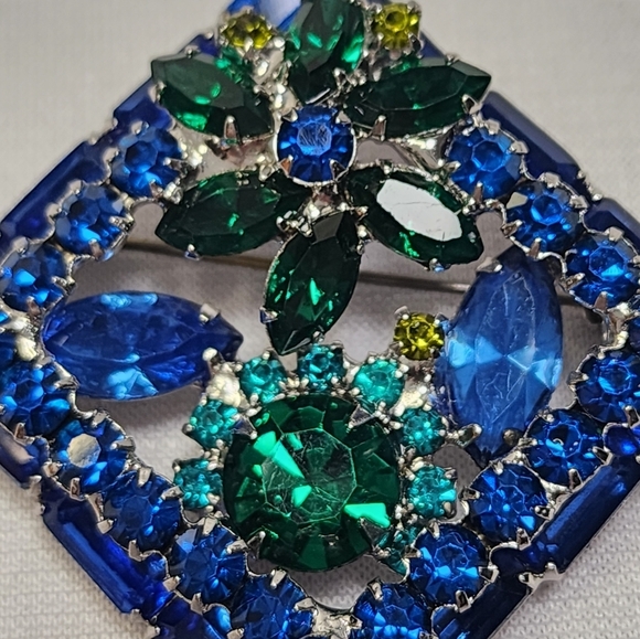 Juliana Blue and Green Rhinestone Vintage Brooch - Picture 11 of 11
